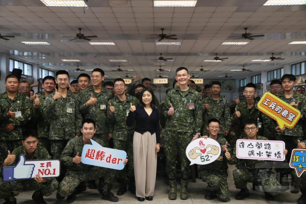 官兵與心輔老師合影。（陸軍第十軍團提供）
