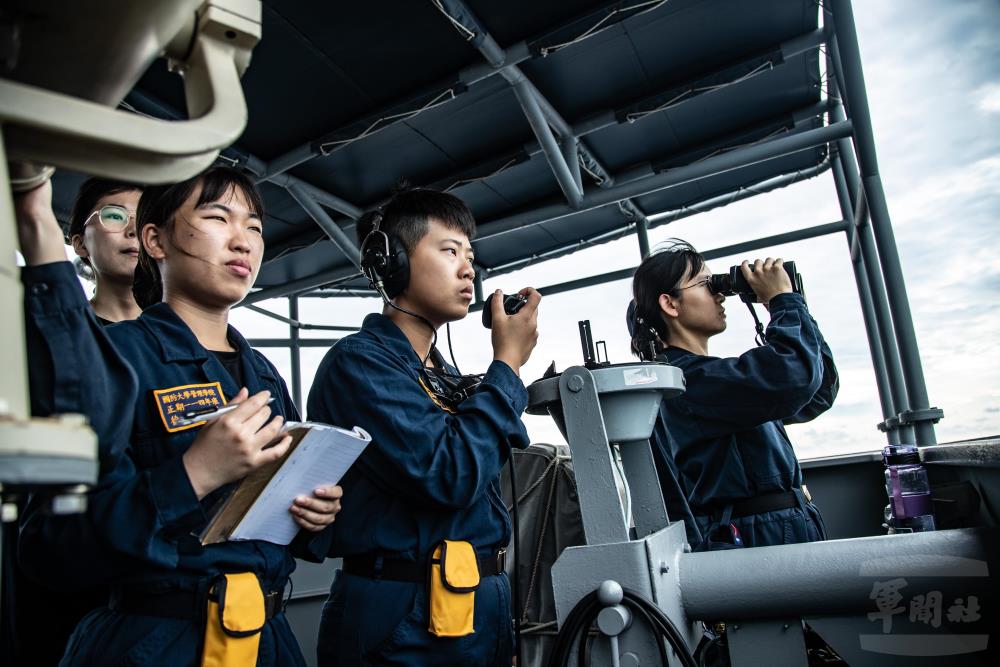 官校學生透過實際操作，提升航海實務經驗。（軍聞社記者王茗生攝）