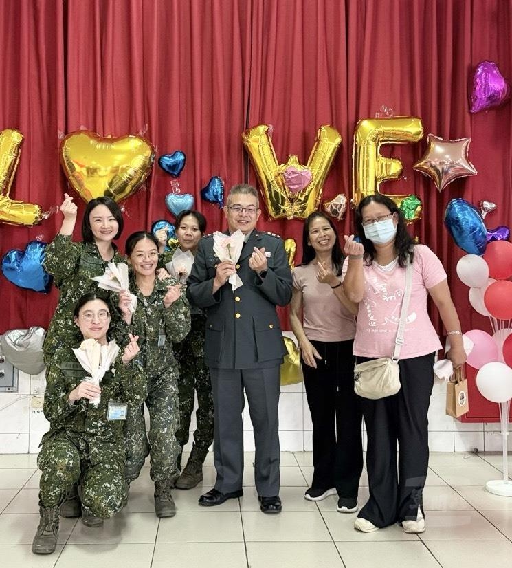 指揮官蔡上校與官兵親手製作康乃馨，並與家屬合影。（陸軍74通資群提供）