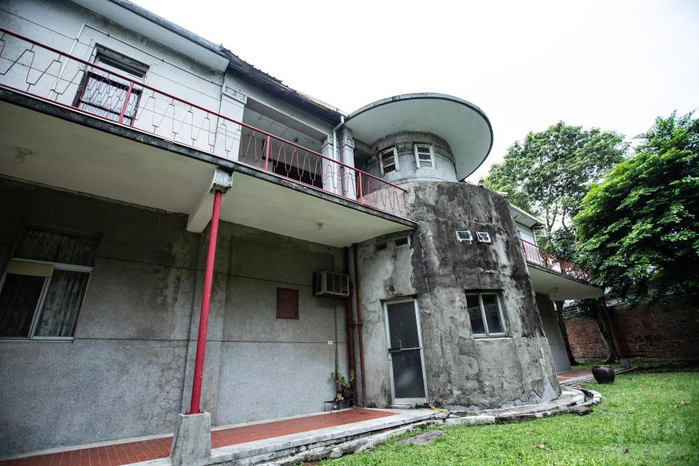 胡璉將軍故居呈現現代主義簡潔造型、L型空間配置及外凸防衛設施等特色。（軍聞社記者王茗生攝）
