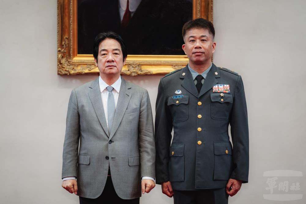 賴總統與巫少將合影。（軍聞社記者陳彥樺攝）