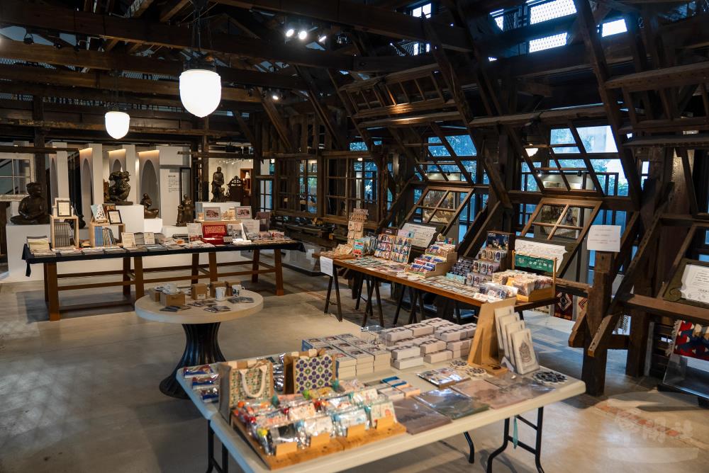 軍補庫房保留木構屋架設計，現為多功能展演空間，展示文創商品供民眾選購。（軍聞社記者林恩廷攝）