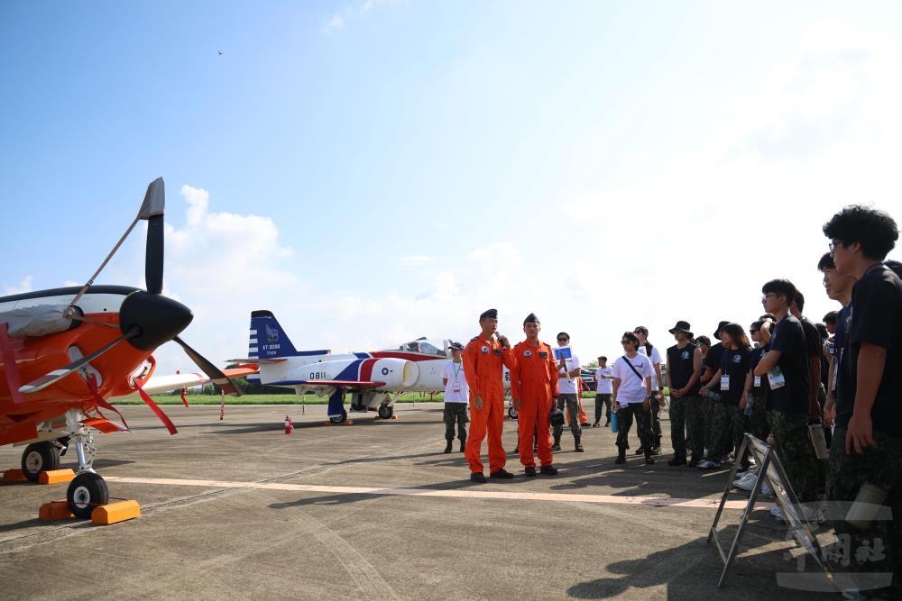 教官介紹T-34C教練機、AT-3教練機及AJT勇鷹高教機等各型教練機。（軍聞社記者林澤廷攝）
