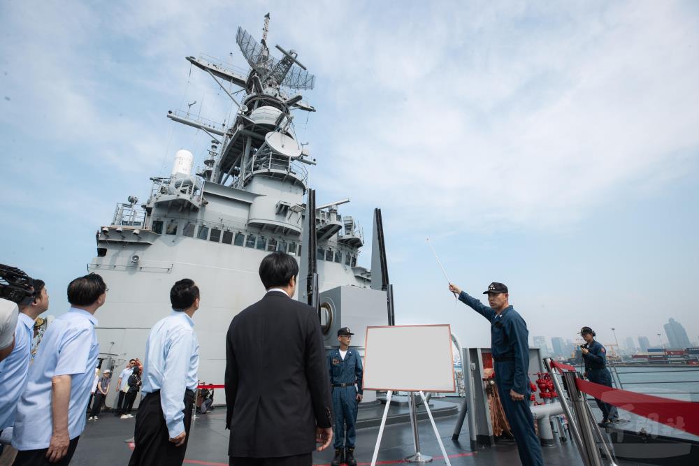 賴總統登上左營軍艦，聽取海上指揮管制及防空接戰流程說明。（總統府提供）