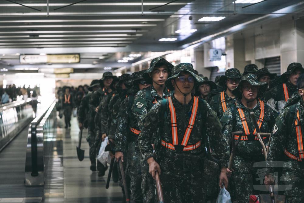 第三作戰區官兵分別搭乘臺鐵專案列車前往花蓮。（第三作戰區提供）