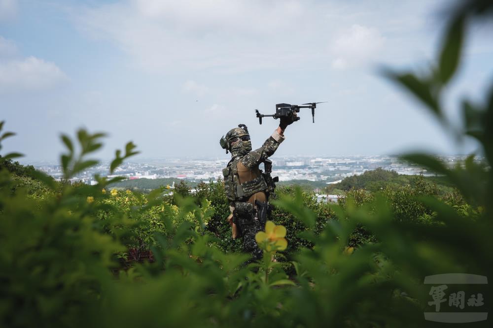 官兵運用監偵型無人機實施戰場監偵。（軍聞社記者陳傳奇攝）