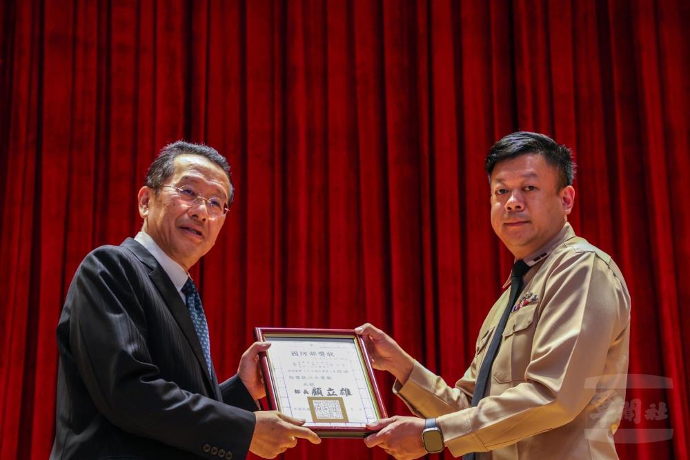 顧部長10日頒獎表揚優良軍醫人員。（青年日報提供）
