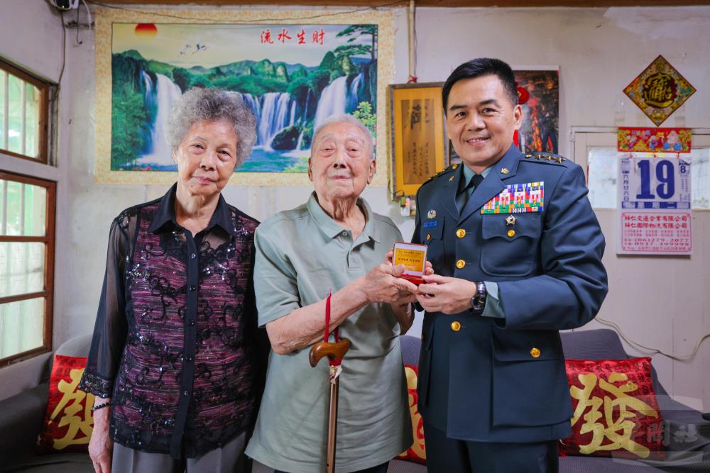 陸軍司令頒贈抗戰先進徽章　表彰畢生奉獻精神