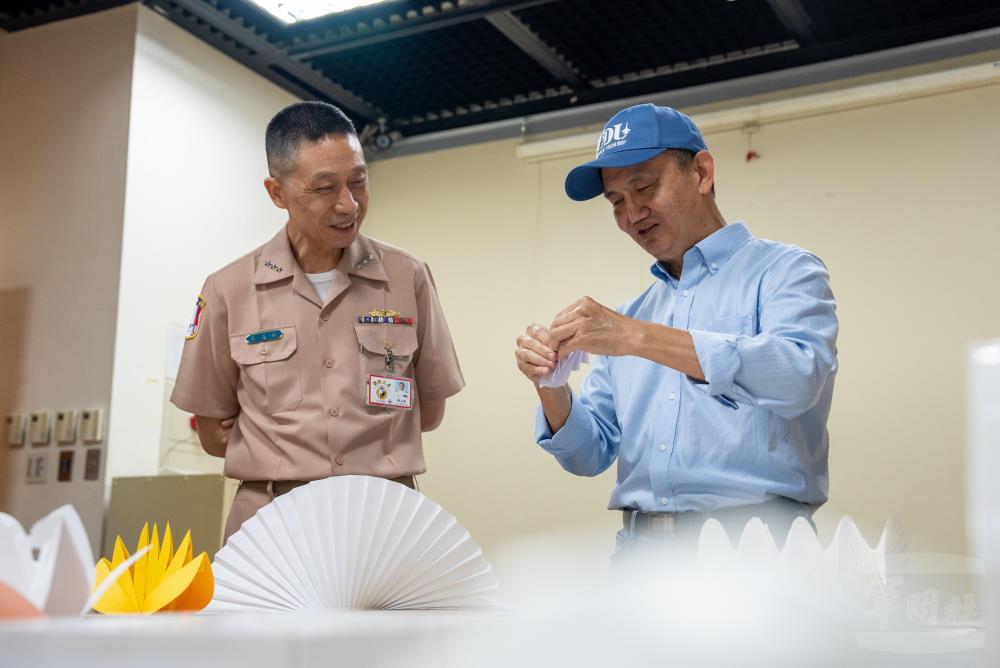 杜老師現場進行紙藝創作。（軍聞社記者吳東昇攝）