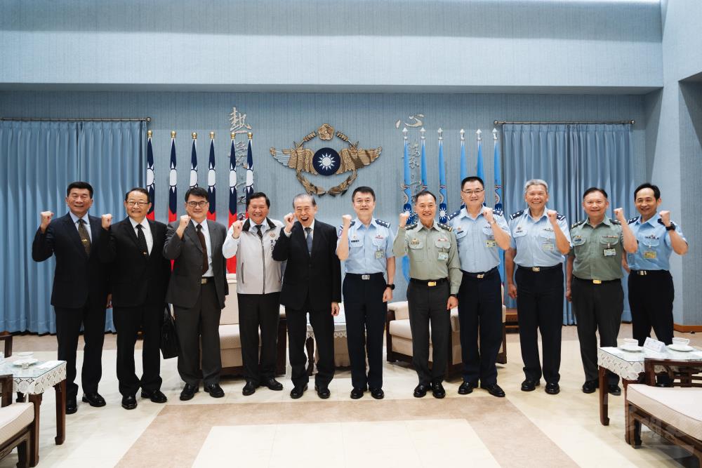 李棟樑慰訪空軍司令部　為官兵演習整備加油打氣
