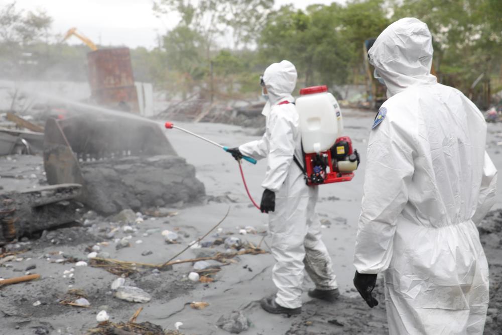 化學兵針對路旁淤泥及積水處實施環境消毒作業。（第二作戰區提供）