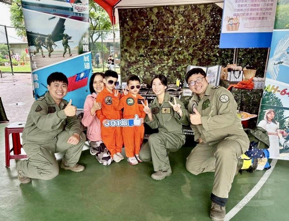 民眾與官兵合影，留下美好回憶。（601旅提供）
