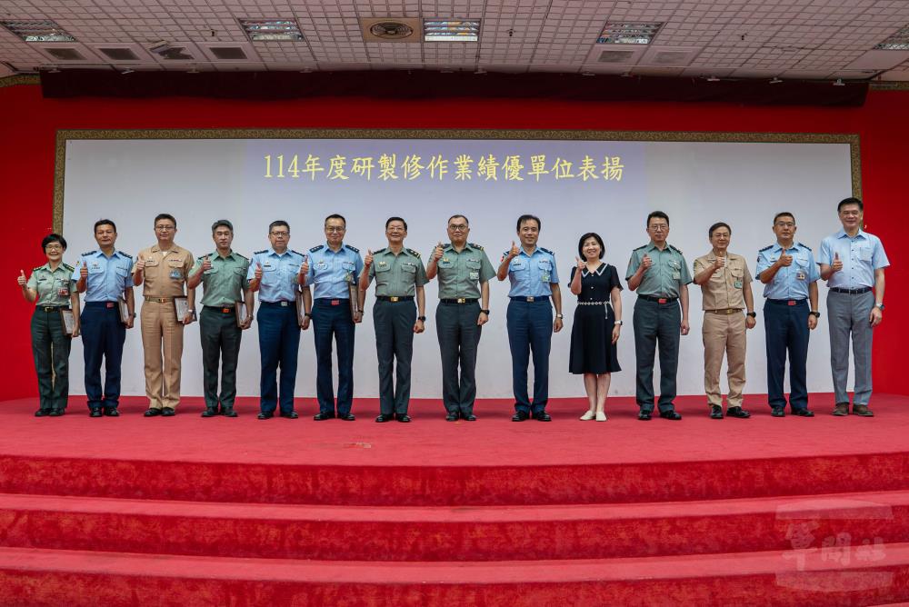 陳常次與114年度績優單位合影。（軍聞社記者尤昱翔攝）