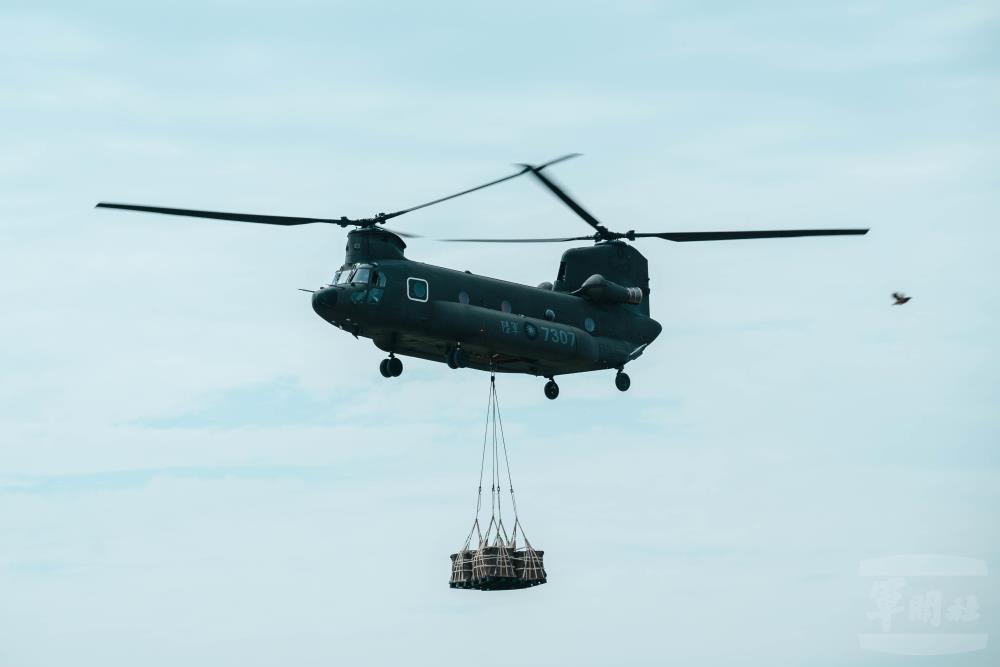 CH-47SD吊掛起A22包，模擬至戰術位置進行整補。（軍聞社記者林庭暉攝）
