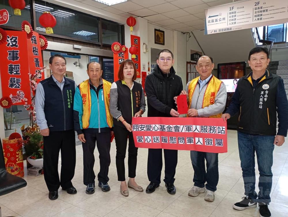 臺南市軍人服務站劉可雲站長陪同前往慰問北區貧困役男徵屬。（臺南市軍人服務站提供）