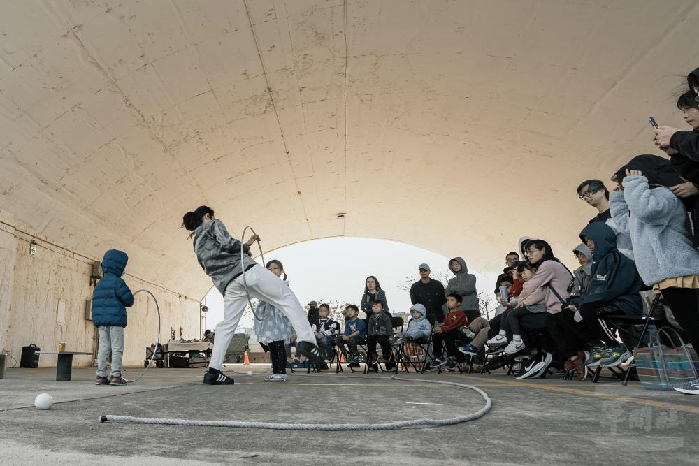 2號機堡假日安排互動表演，適合親子同遊。（軍聞社記者李恬恬攝）