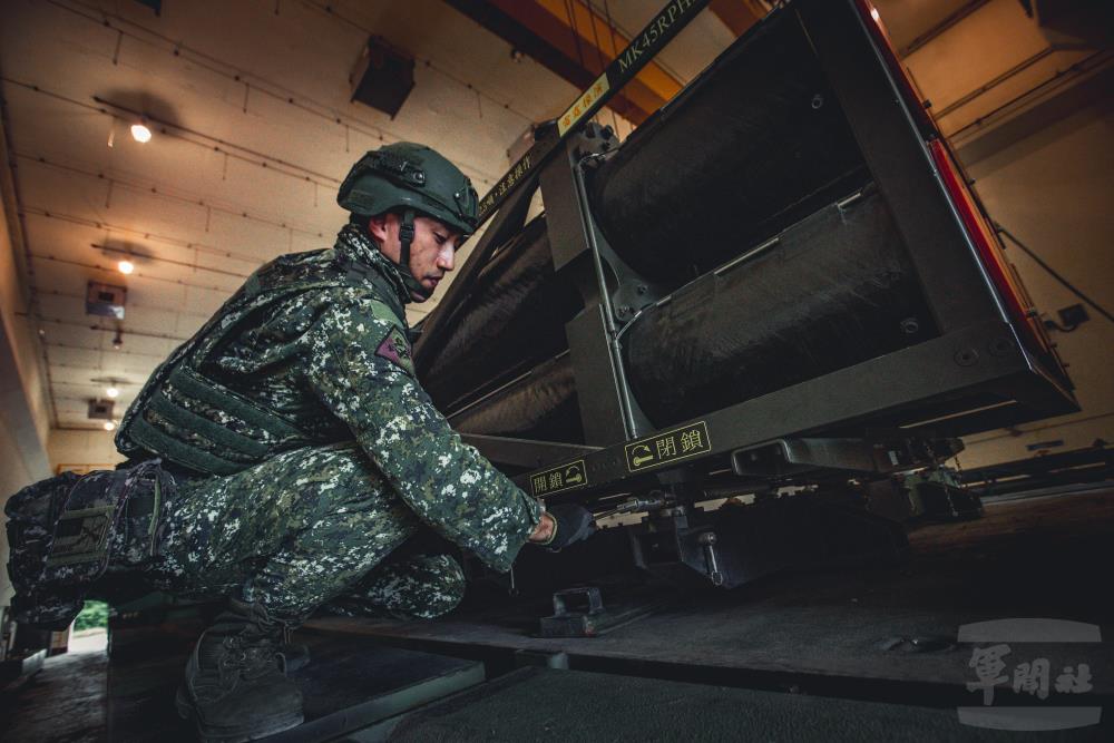 官兵進行彈箱裝載作業。（軍聞社記者林澤廷攝）
