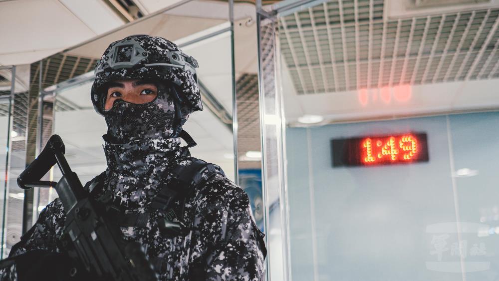 官兵於路線上進行警戒。（軍聞社記者陳軍均攝）