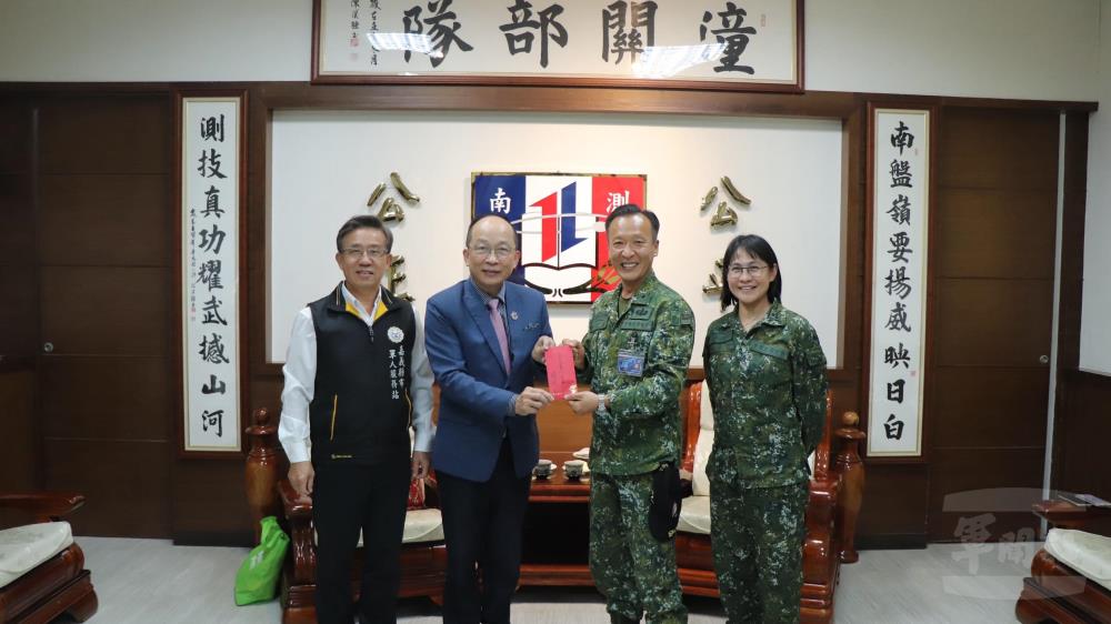 嘉友電子股份有限公司董事長孔德偉率敬軍團，在嘉義軍人服務站站長張勉陪同下，前往南區聯合測考中心慰問。（嘉義軍人服務站提供）