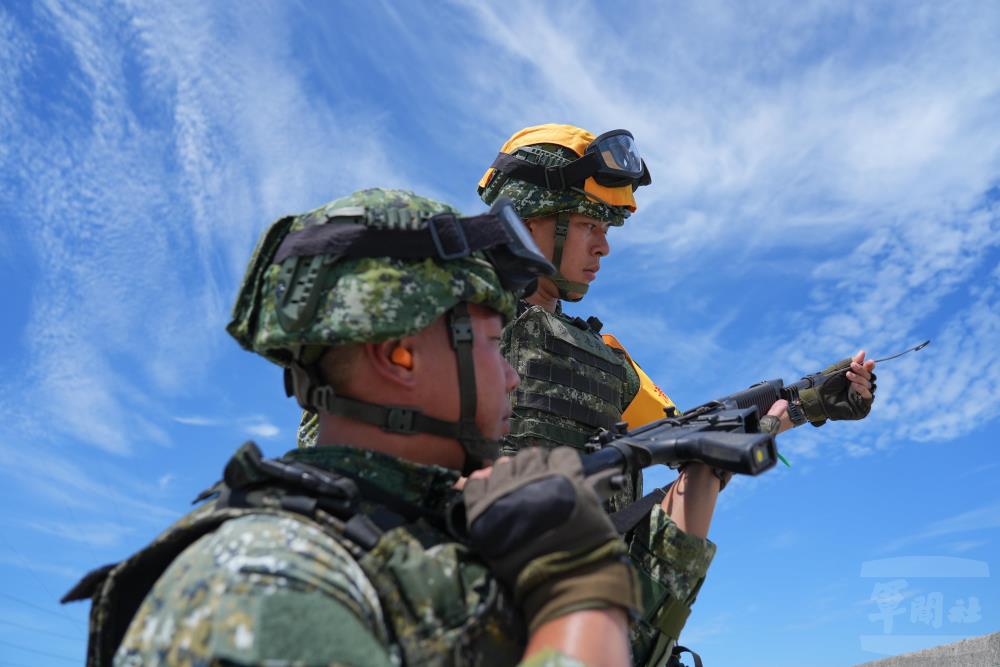 官兵進行射擊前整備。（軍聞社實習記者李鴻翔攝）