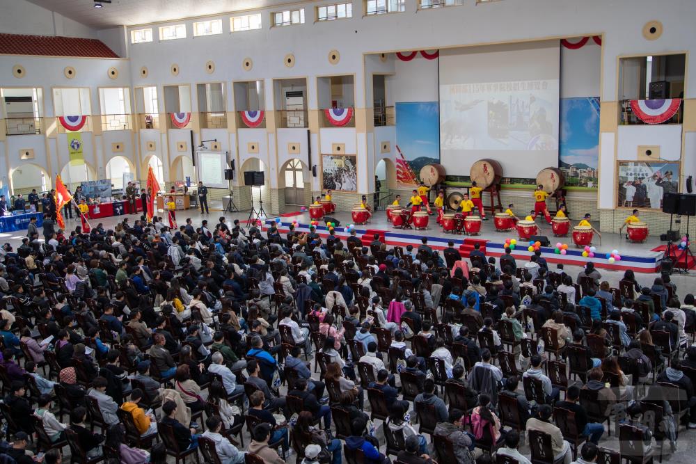 陸專戰鼓隊表演。（軍聞社記者王進福攝）