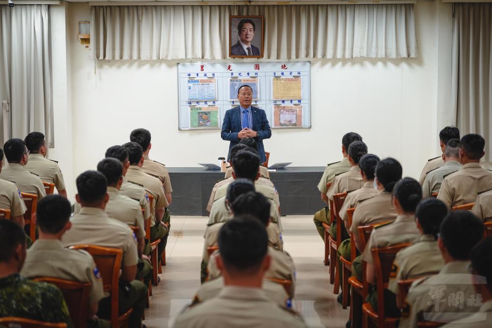 柏副部長代表部長感謝官兵堅守崗位辛勞。（軍聞社記者陳傳奇攝）