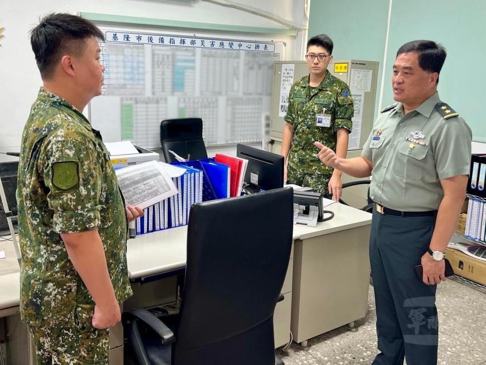 後備指揮部指揮官俞中將至基隆市後備指揮部瞭解各項災害應變機制及整備作為。（後備指揮部提供）