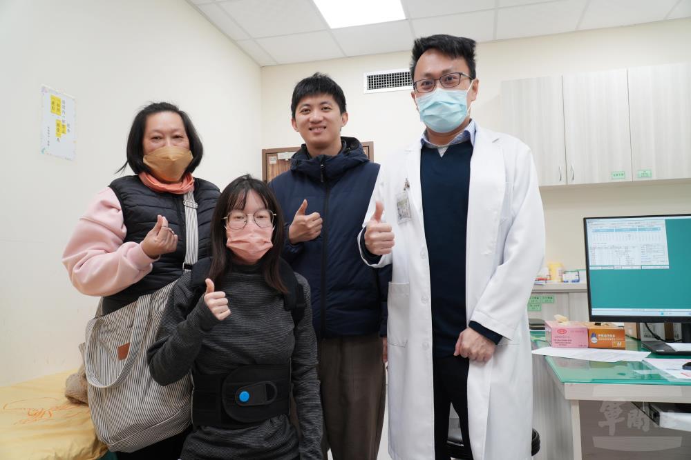 國軍臺中總醫院骨科醫療團隊協助25歲林小姐完成脊椎側彎手術,術後恢復良好。(國軍臺中總醫院提供) 國軍臺中總醫院骨科醫療團隊協助25歲林小姐完成脊椎側彎手術,術後恢復良好。(國軍臺中總醫院提供)