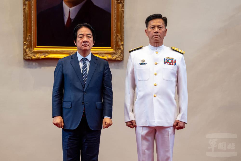 賴總統與簡中將合影。（軍聞社記者尤昱翔攝）