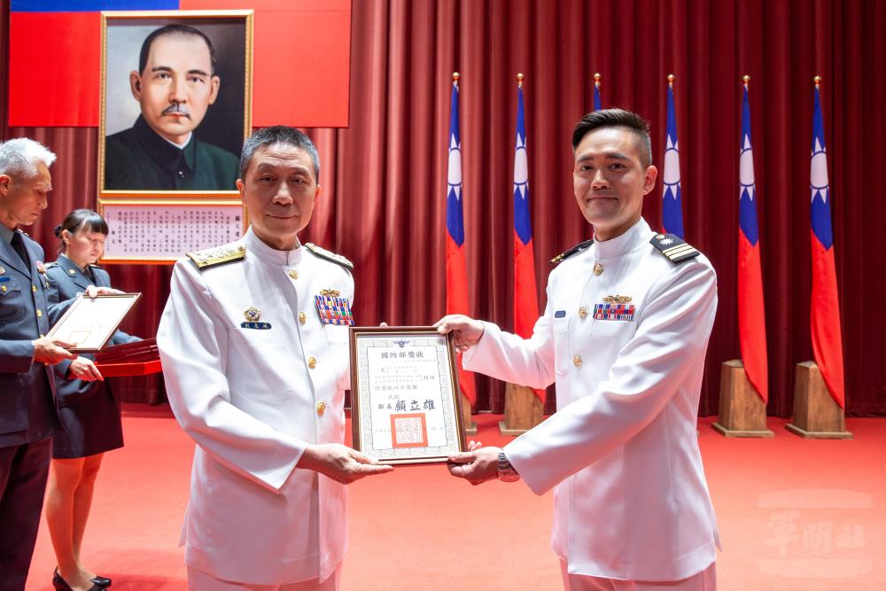 劉校長頒發績優學員國防部獎狀。（軍聞社記者王進福攝）