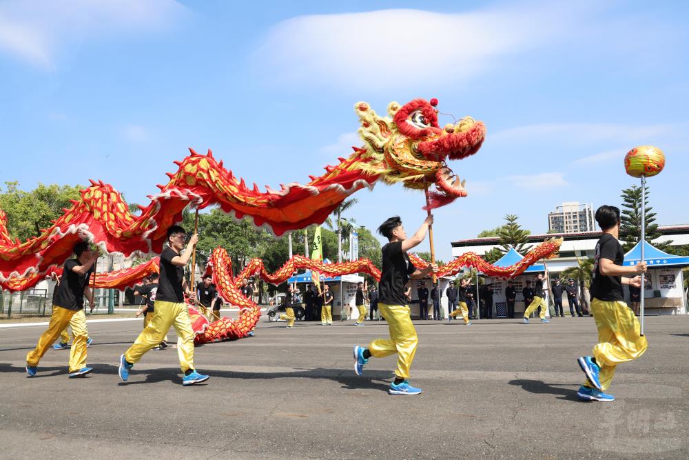 舞龍隊表演。（軍聞社記者林澤廷攝）