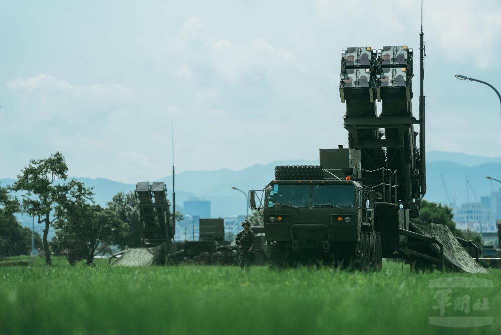 愛國者飛彈車與官兵全天候在北部地區捍衛空防。（軍聞社記者呂尚俞攝）