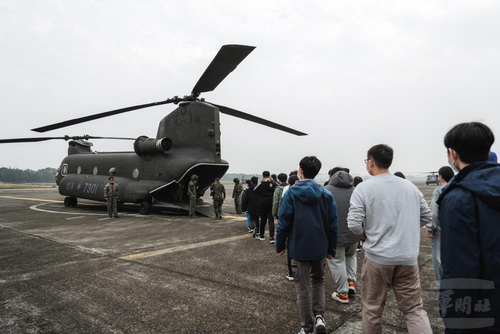 學員排隊登機，體驗搭乘CH-47SD直升機。（軍聞社記者陳彥樺攝）