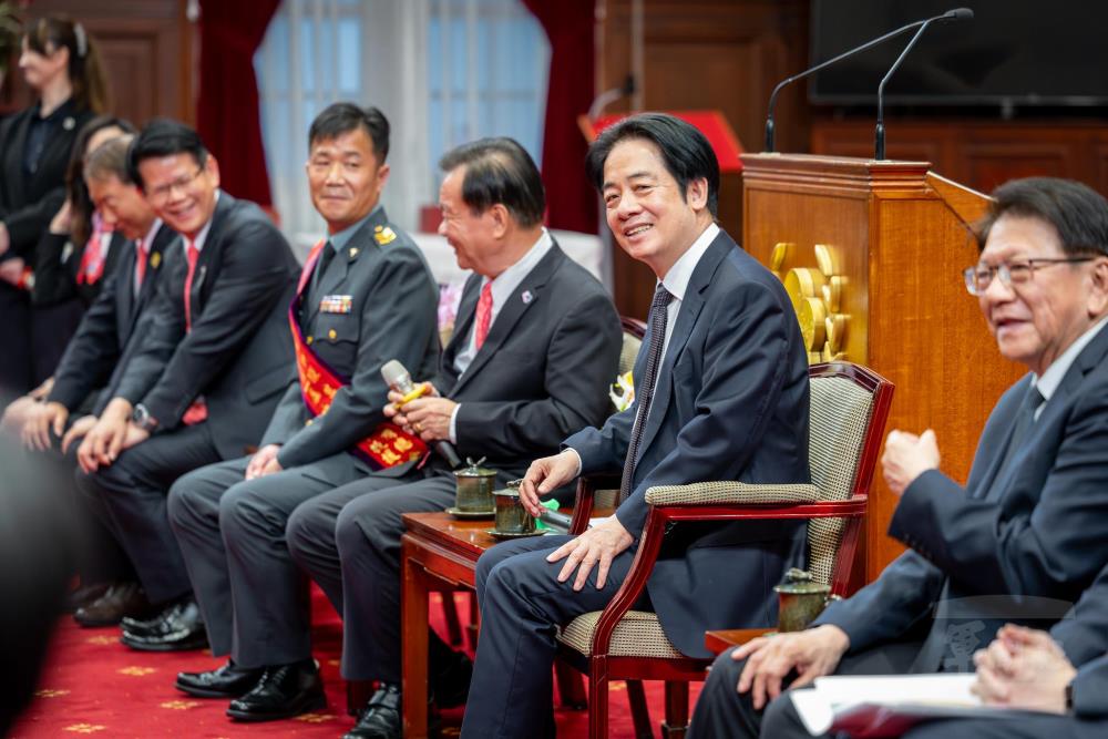 賴清德總統昨（1）日下午接見社團法人國際生命線台灣總會理監事及第一屆「《珍愛生命線》十大生命救援獎」獲獎人。（總統府提供）