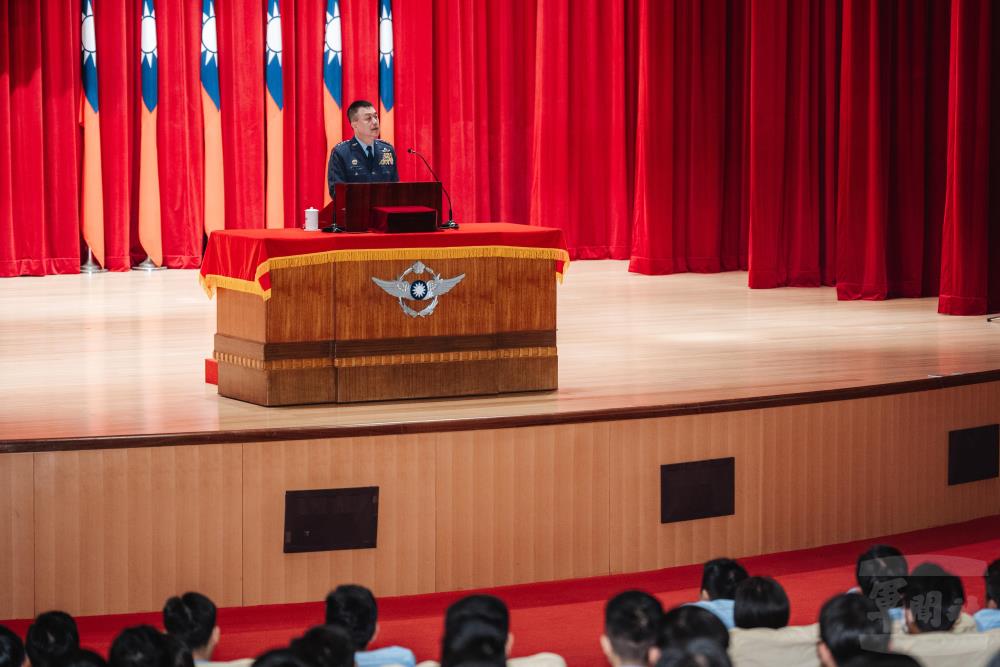 鄭司令勉勵全體官兵秉持抗戰精神、精進專業，共守領空安全。（軍聞社記者陳彥樺攝）
