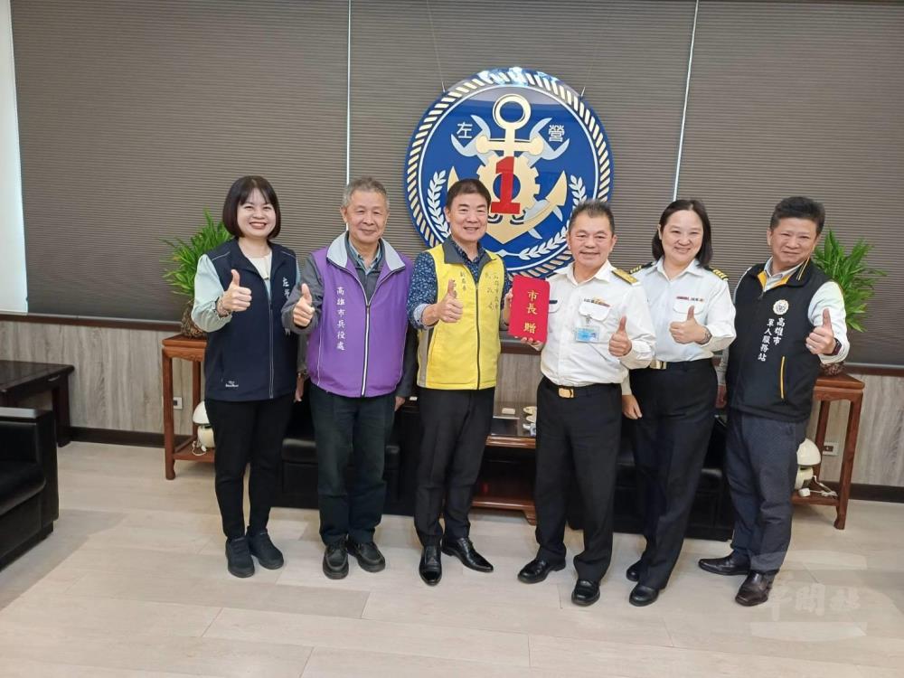 市府團隊與海軍左支部幹部合影。（高雄市軍人服務站提供）