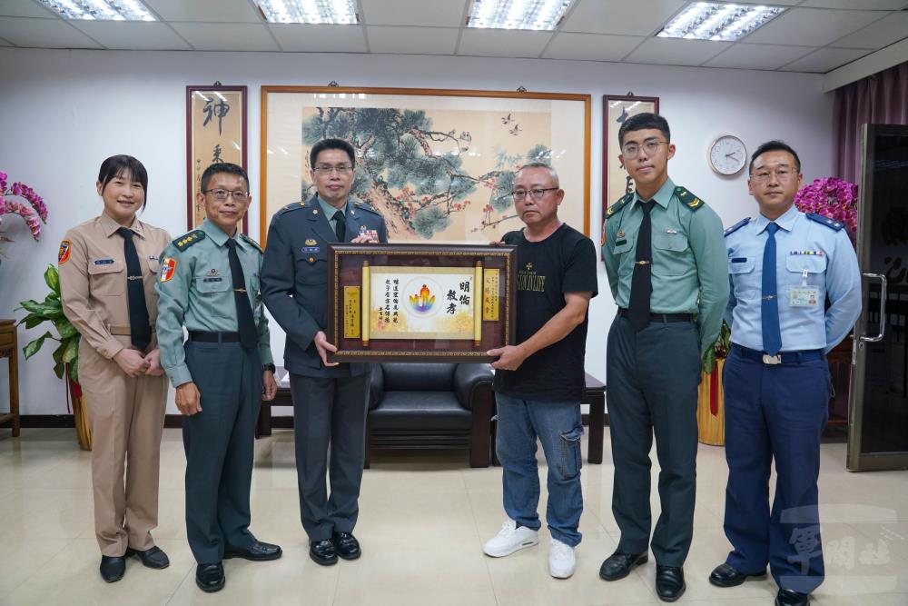張副局長表揚模範父親陳世海先生。（軍聞社記者侯凱議攝）