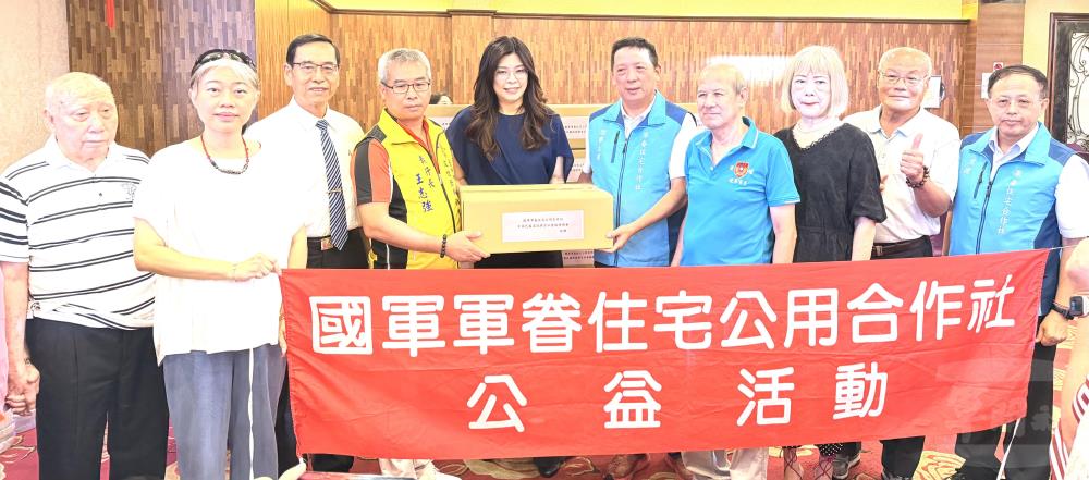 國軍軍眷住宅公用合作社參與退役將官社會服務總會公益活動,捐贈食物箱傳遞關懷。(國軍軍眷住宅公用合作社提供) 國軍軍眷住宅公用合作社參與退役將官社會服務總會公益活動,捐贈食物箱傳遞關懷。(國軍軍眷住宅公用合作社提供)