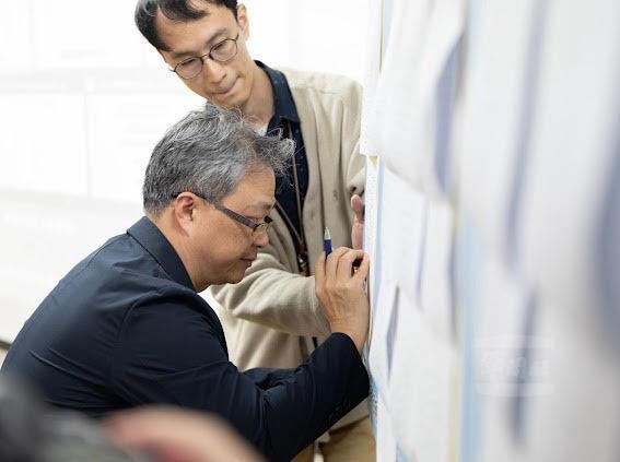 政風室主任核對中籤名單。（軍聞社記者吳柏融攝）