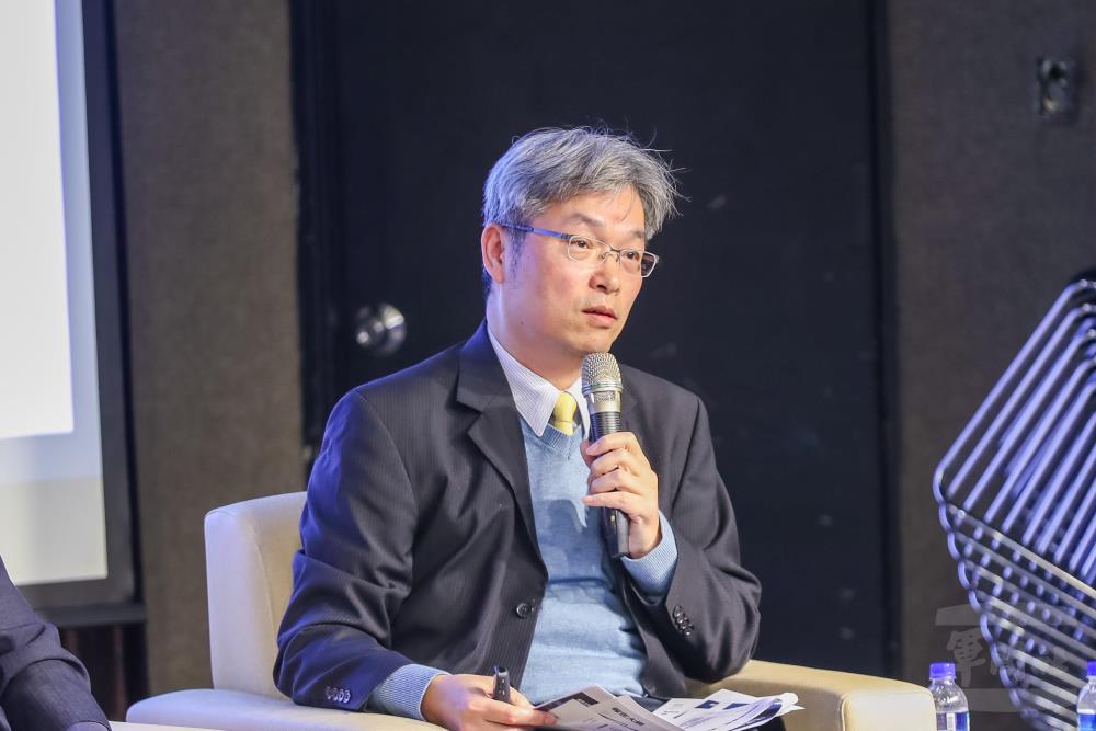 政治大學經濟學系副教授王信實。（軍聞社記者王進福攝）