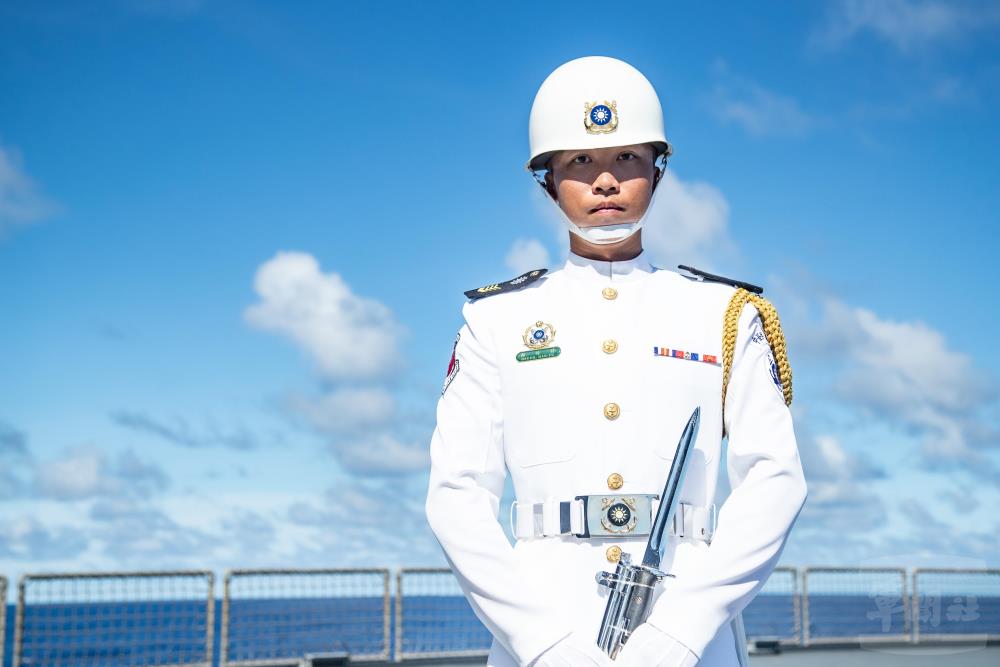 海軍儀隊薛中士認為，海上操練最大挑戰在於船體晃動對平衡與槍法掌握。（軍聞社記者王茗生攝）