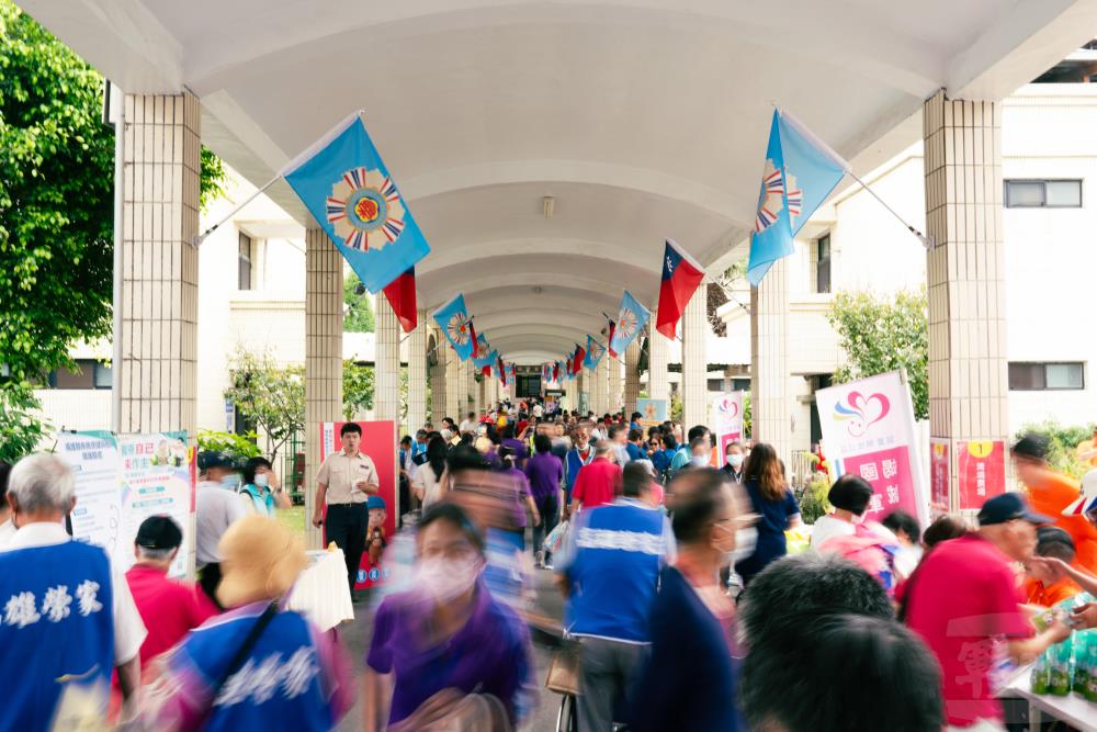 慶祝大會結束後,於風雨走廊周遭舉辦園遊會。(軍聞社記者李恬恬攝) 慶祝大會結束後,於風雨走廊周遭舉辦園遊會。(軍聞社記者李恬恬攝)