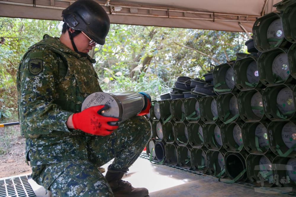 三支部未爆彈處理小組執行彈檢作業。（軍聞社記者侯凱議攝）