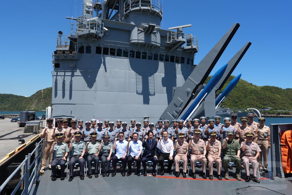 賴總統與官兵合影。(軍聞社記者呂尚俞攝) 賴總統與官兵合影。(軍聞社記者呂尚俞攝)
