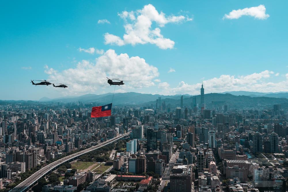 國旗機隊編隊通過臺北市上空。（軍聞社記者陳傳奇攝）
