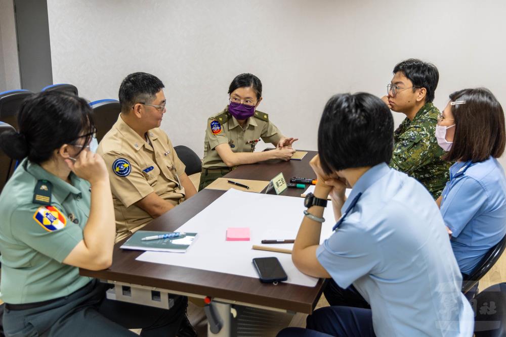 課程透過小組討論，互相分享經驗。（軍聞社記者蔡枋澐攝）