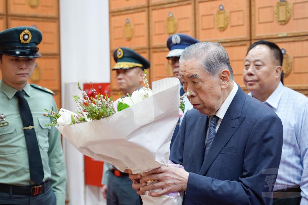 李榮譽理事長向故參謀總長沈一鳴一級上將獻花致意。（軍聞社記者呂尚俞攝）