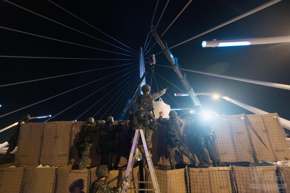 官兵迅速搬運並設置HESCO等各式阻絕，有效延滯敵軍推進動線。（軍聞社記者陳彥樺攝）