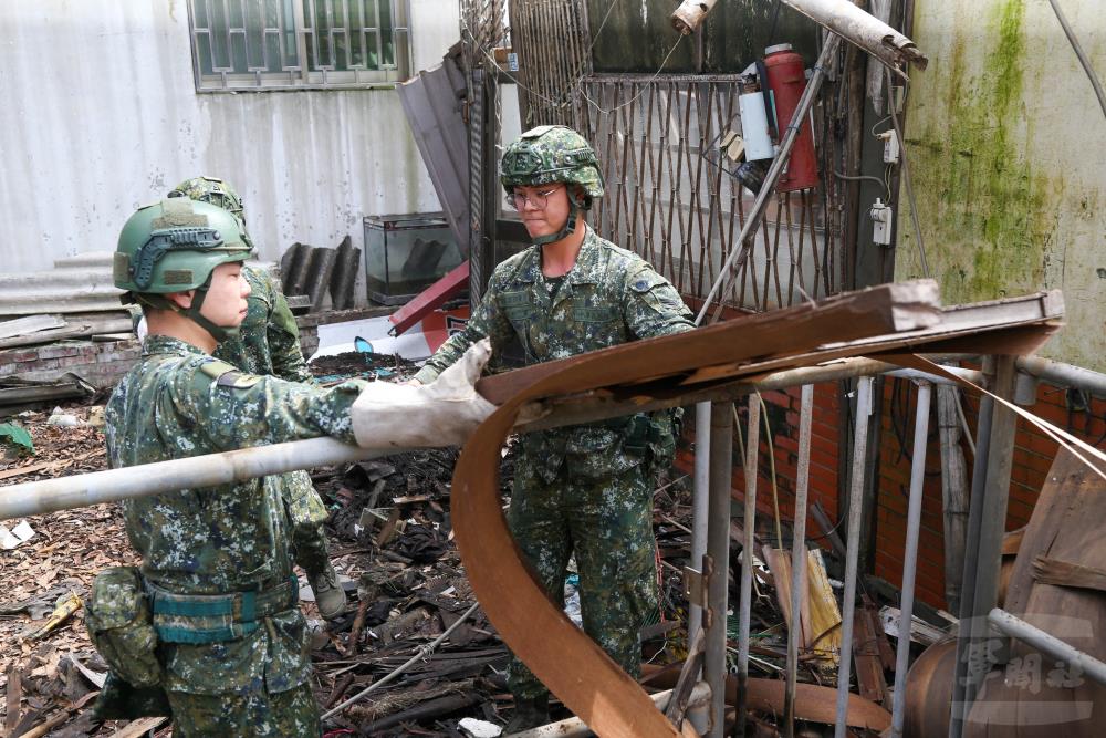 第四作戰區協助臺南新營地區執行環境復原工作。（軍聞社記者侯凱議攝）