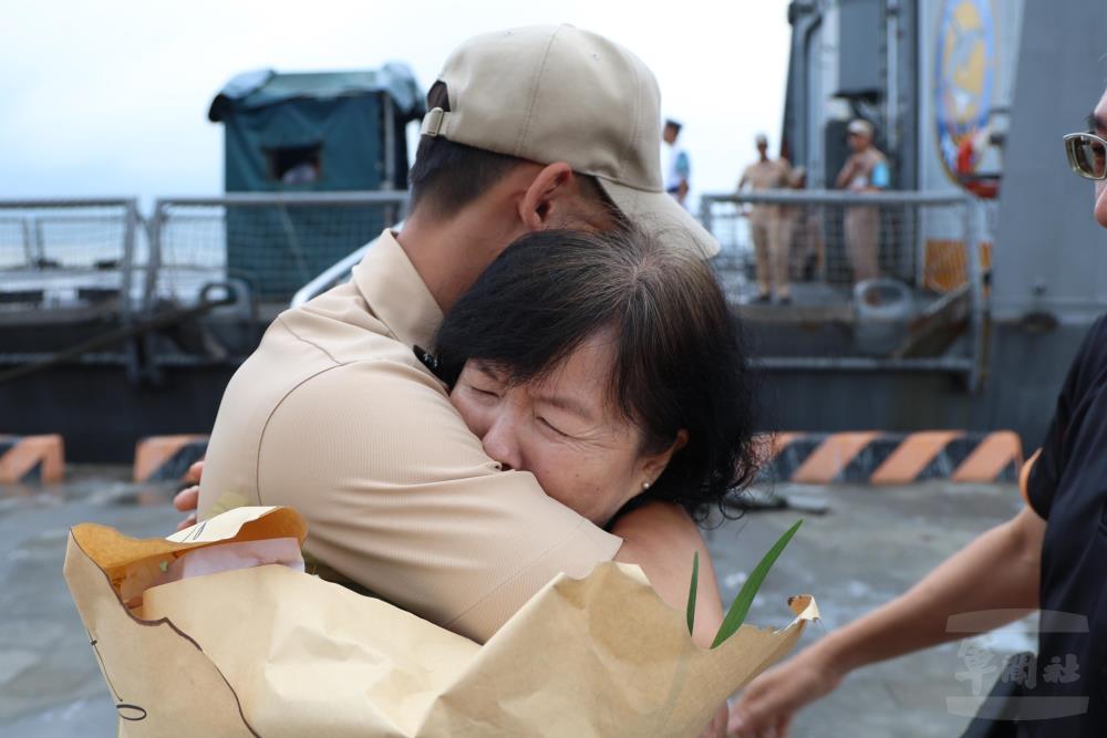 官兵與家人相互擁抱問候。（軍聞社記者林澤廷攝）